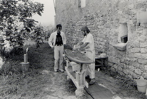 Una de las primeras tablas confeccionadas en la Casa Lola, mítico epicentro del primitivo desarrollo del surf en España en los años 60. (Foto: Revista Surfer Rule, www.surferrule.com)