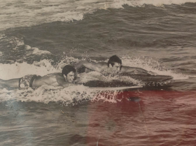 Los hermanos Fiochi, primeros campeón y subcampeón de España de la historia, en 1971. (Foto: Centro de Investigación de la Historia del Surf, olosurfhistory.com, propiedad de Manel Fiochi)
