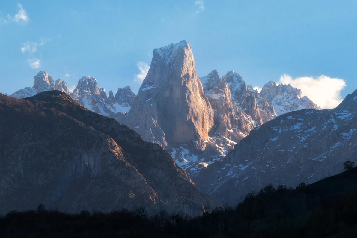El Pico de Urriellu es famoso por las escaladas que se han realizado en él. El Pico de Urriellu es famoso por las escaladas que se han realizado en él.
