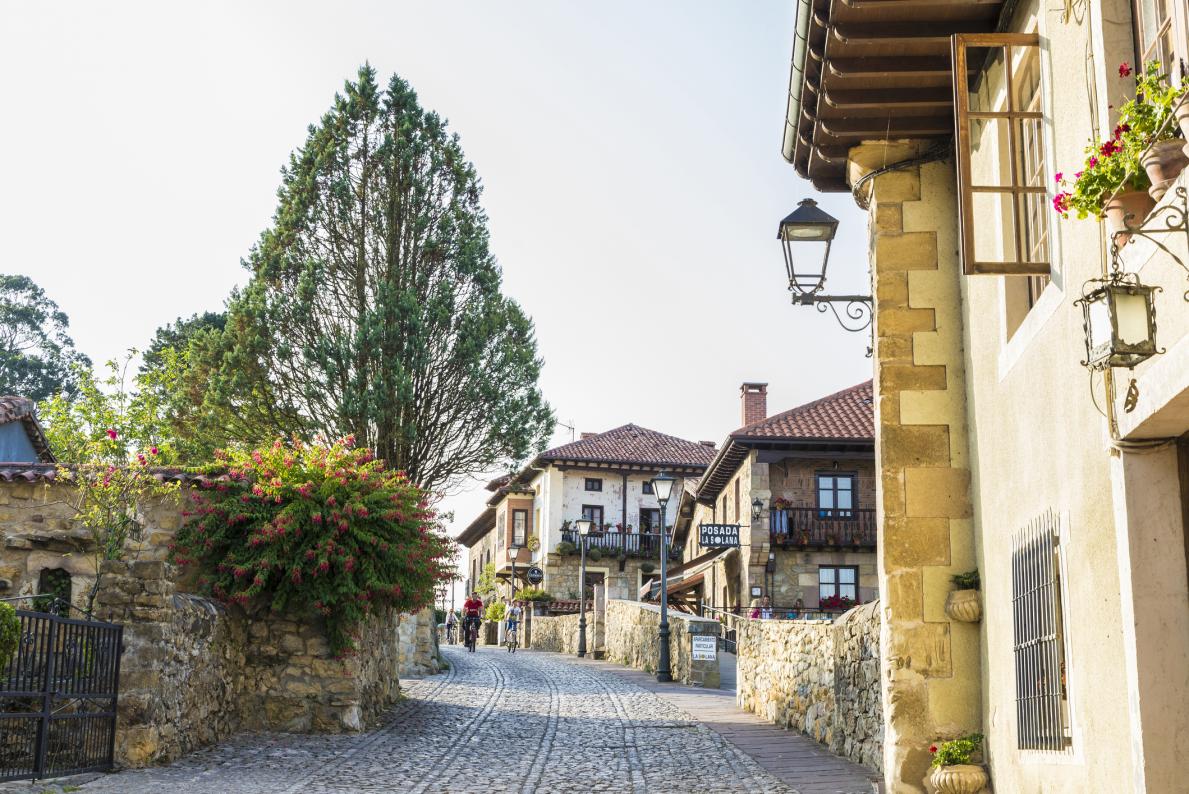 Santillana del Mar. En sus empedradas calles medievales encontramos múltiples talleres artesanos. Santillana del Mar. En sus empedradas calles medievales encontramos múltiples talleres artesanos.