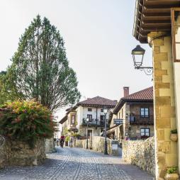 Santillana del Mar. En sus empedradas calles medievales encontramos múltiples talleres artesanos. Santillana del Mar. En sus empedradas calles medievales encontramos múltiples talleres artesanos.