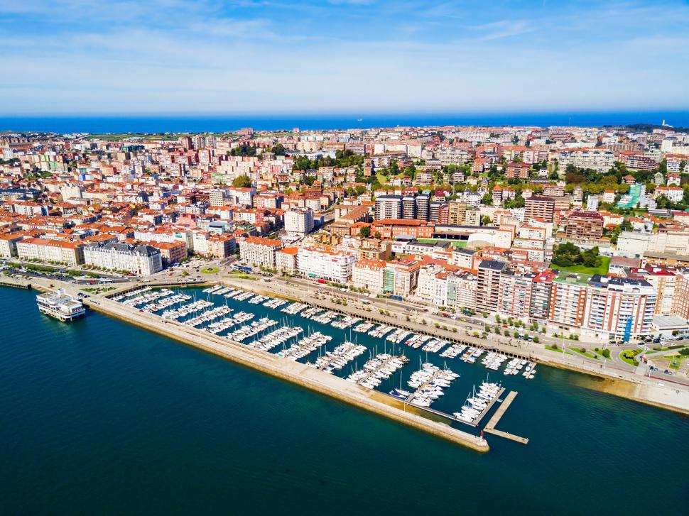 ¡No pierdas la oportunidad de visitar Santander, una ciudad imprescindible conocida por su belleza y gastronomía!