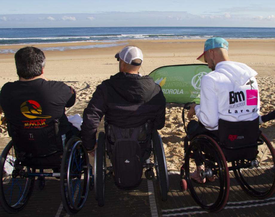 Turismo adaptado en Plea (Foto: Federación Cántabra de Surf)