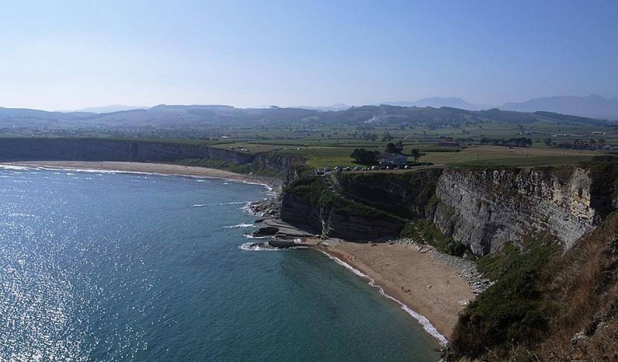La playa de Langre, escondida y protegida por los acantilados (foto: Wikimedia Commons)