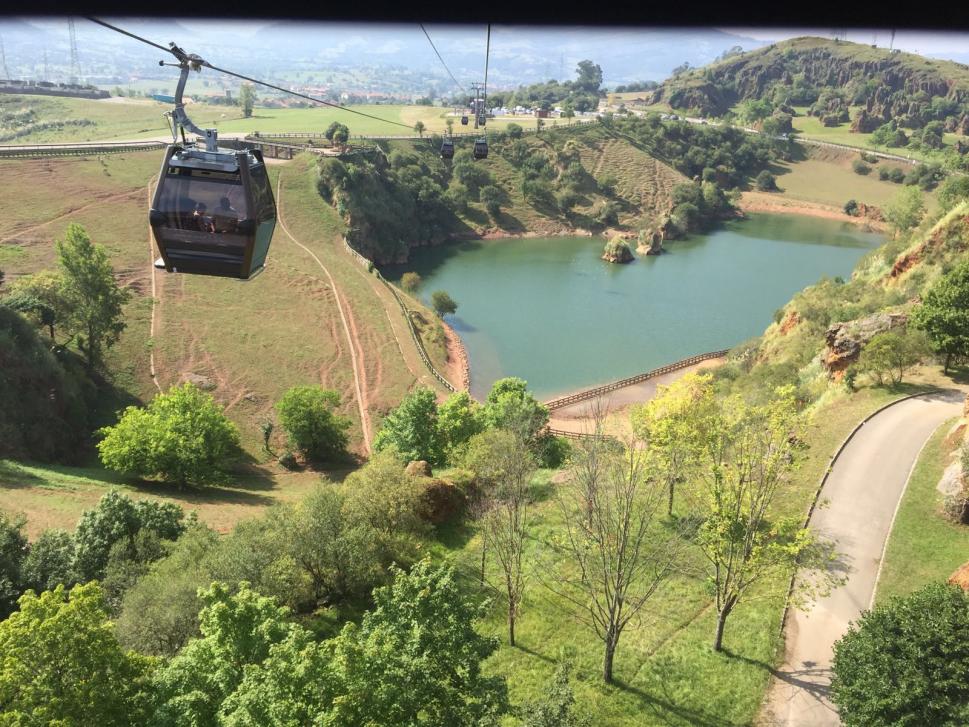 El Parque se puede recorrer en vehículo particular y también utilizando la red de telecabinas, que ofrece una visión aérea espectacular. (Foto: Turismo de Cantabria, turismodecantabria.com)