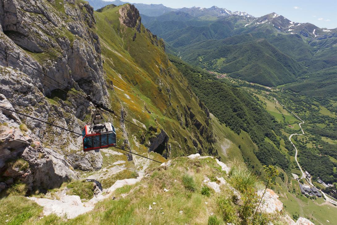 En Picos de Europa también cabe la posibilidad de hacer suaves paseos por valles o subir a un teleférico.