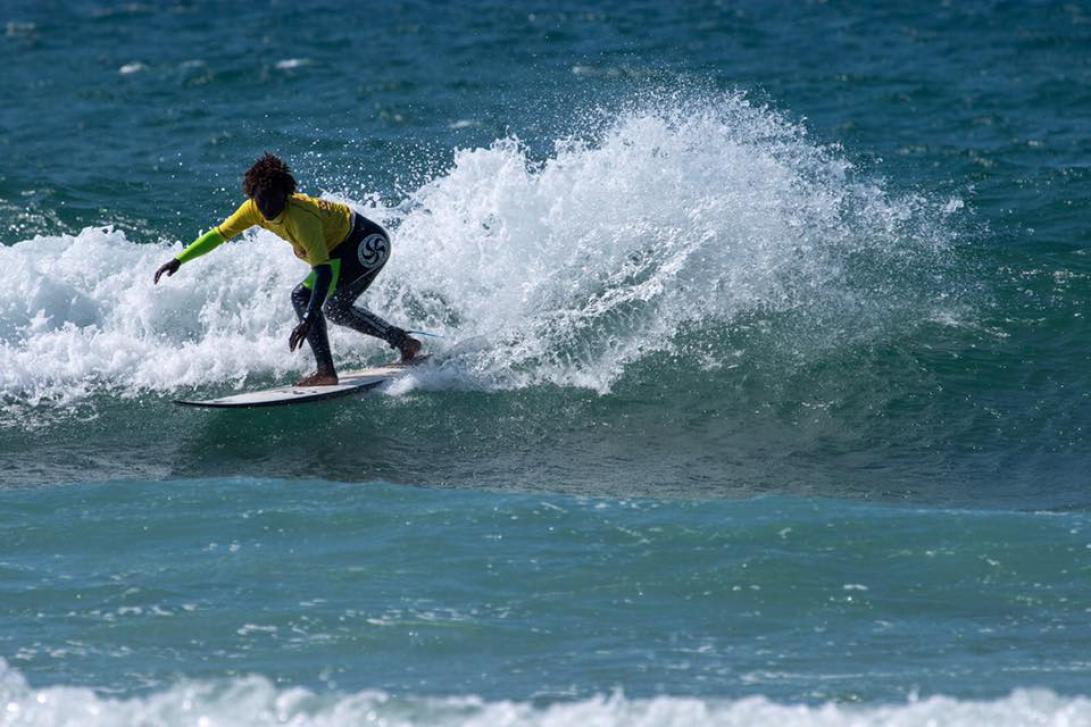 La Escuela cántabra de surf fue la primera que abrió en España (Fuente: escuelacantabradesurf.com).