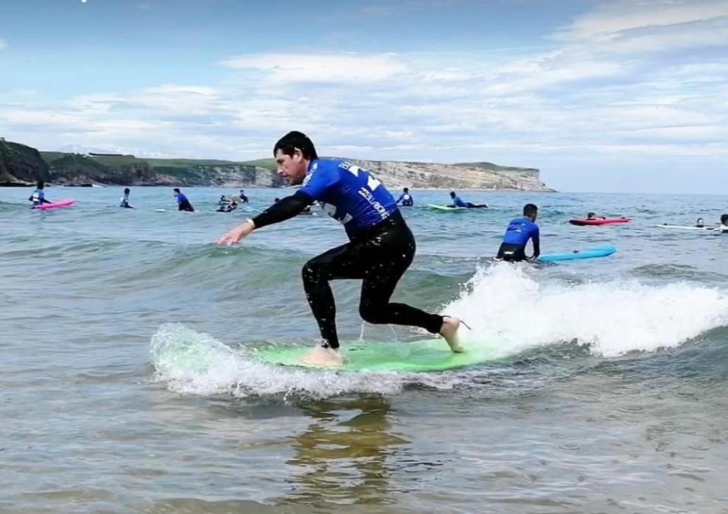 La Escuela de surf Los Locos en Suances cuenta con profesores de nivel 2 de la ISA (Fuente: surfloslocos.com)