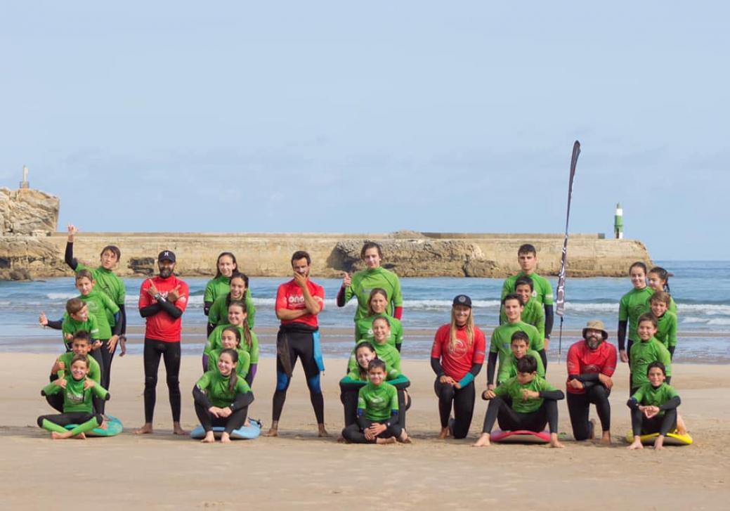 La Escuela de surf Buenaonda en San Vicente de la Barquera está especializada en niños y jóvenes (Fuente: escueladesurfbuenaonda.com)