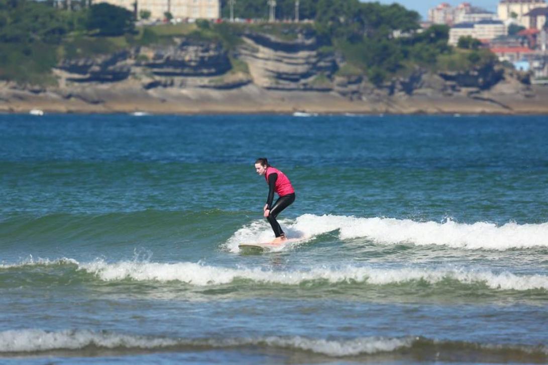 La Escuela de surf la Isla de Santa Marina imparte sus clases en Ribamontán al Mar (Fuente: escueladesurflaislasantamarina.es)