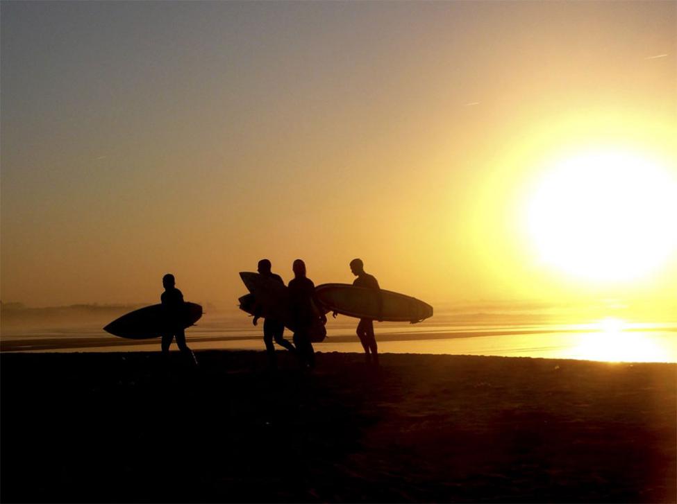 A lo largo de todo el arenal se respira un formidable ambiente surfero, sobre todo cuando se celebran campeonatos. Foto: Ayto. Ribamontán al mar