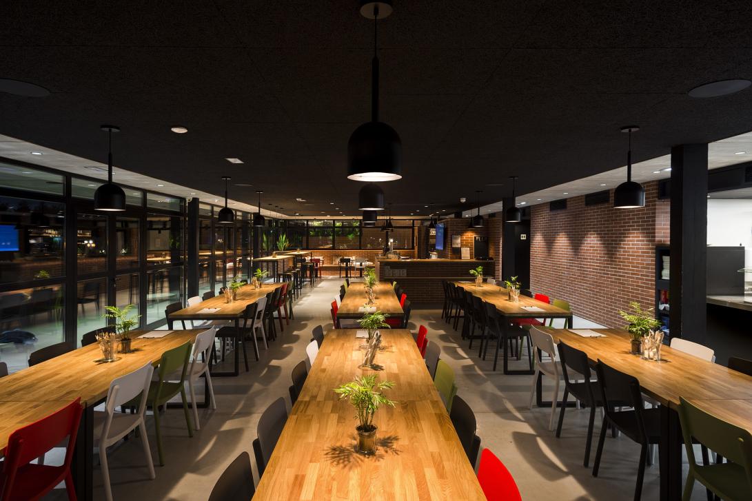 El restaurante, de 160 m2 dispone de amplias mesas de cantina para sentarse en grupo.