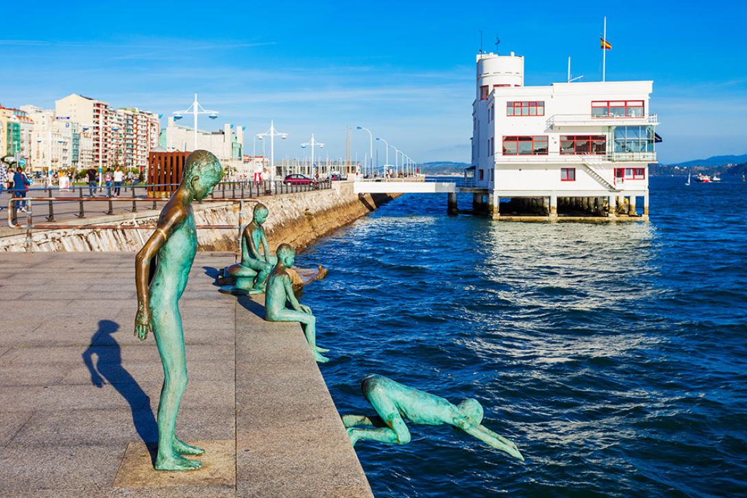 El Monumento a los Raqueros está dedicado a los niños huérfanos que se sumergían en las aguas del Cantábrico para recoger las monedas que los pasajeros y tripulantes de los barcos les echaban.