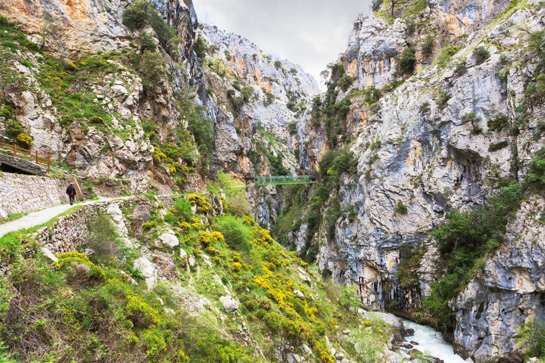 La ruta del Cares discurre por la Garganta del río Cares, una excursión de 12 kilómetros de longitud.