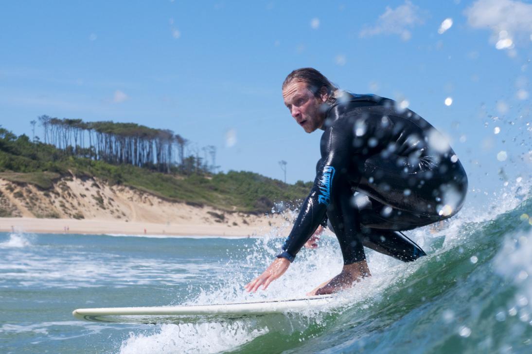 Un surf camp es la mejor manera de mejorar rápidamente tu nivel sobre la tabla. (Foto: Ayto. Ribamontán al Mar, turismo.ribamontanalmar.es)