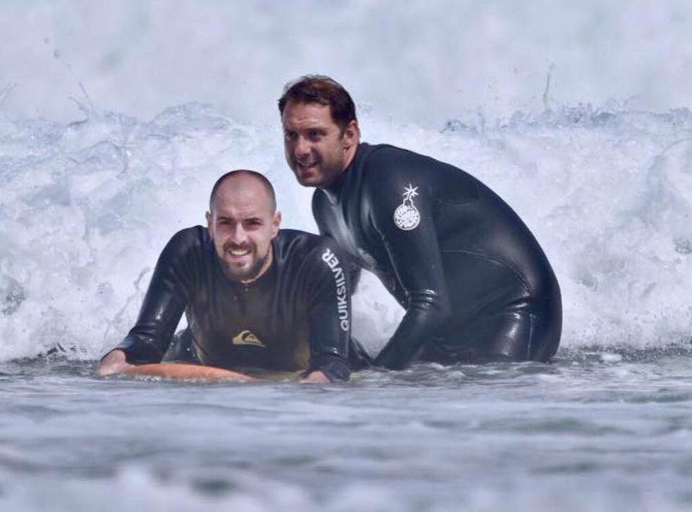 El surf adaptado nos permite a todos disfrutar por igual de las olas. (Foto: Federación Cántabra de Surf)