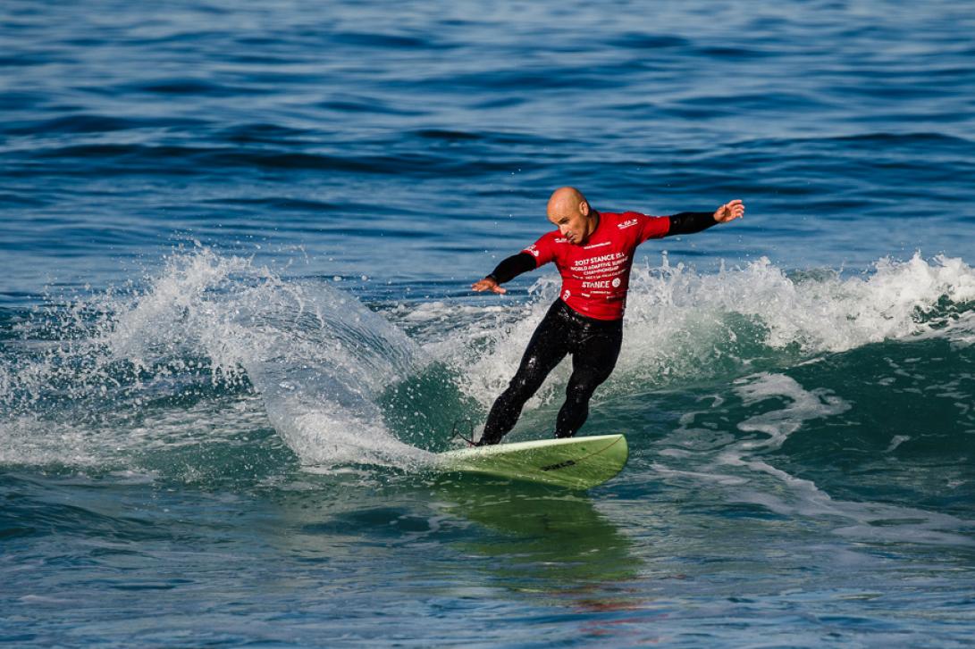 Aitor Francesena “Gallo”, el primer Campeón del Mundo de Surf de la historia en la categoría de Surf para personas invidentes. (Foto: BAT Basque Team)