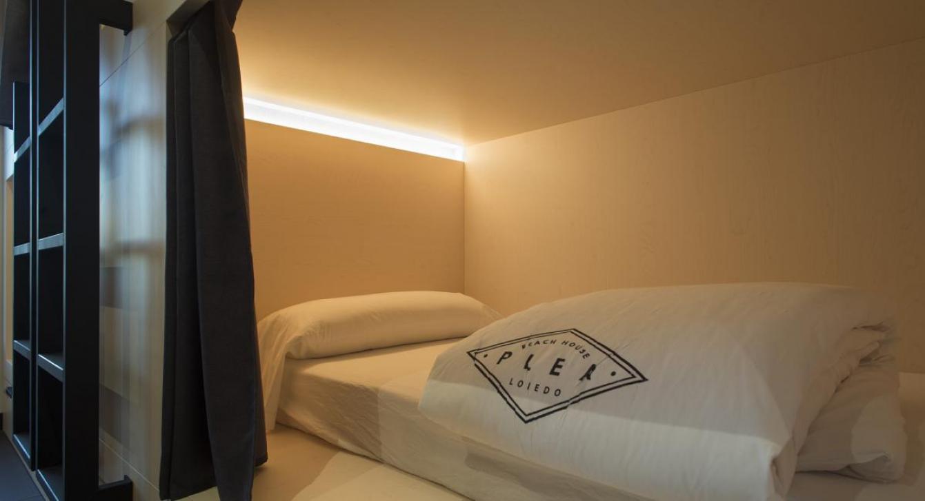 Dormirás en un colchón de 200 x 100 cm de las mejores calidades que incluye almohada, sábana, edredón y toalla.