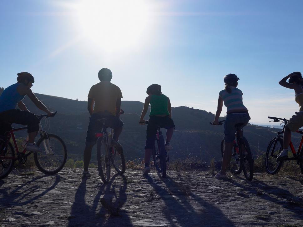 Disponemos de 21 rutas seleccionadas de carretera, cicloturismo o BTT para recorrer en buena compañía.