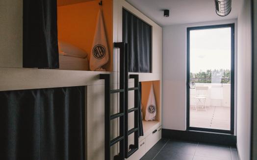 Hemos diseñado una cápsula donde sentirse cómodo. Dormirás en un colchón de 200 x 100 cm de las mejores calidades. Hemos diseñado una cápsula donde sentirse cómodo. Dormirás en un colchón de 200 x 100 cm de las mejores calidades.