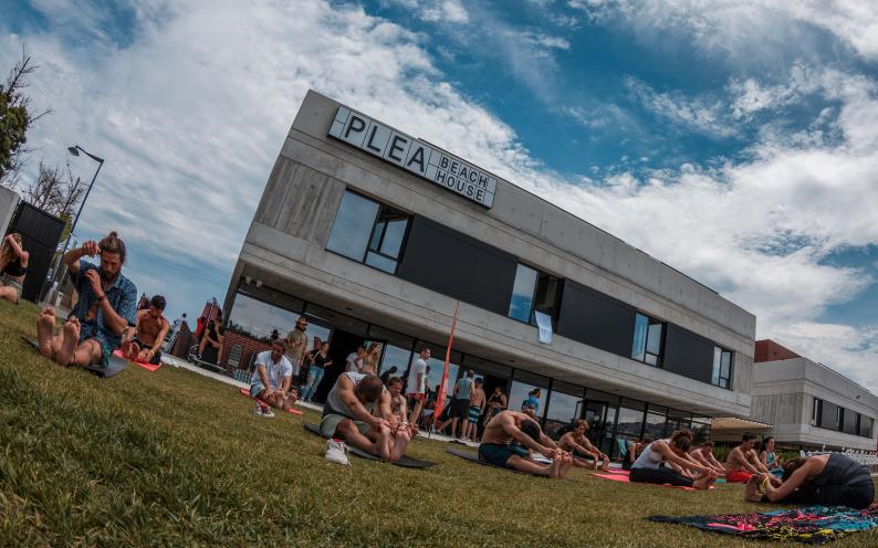 Surf & Yoga en PLEA Surf & Yoga en PLEA